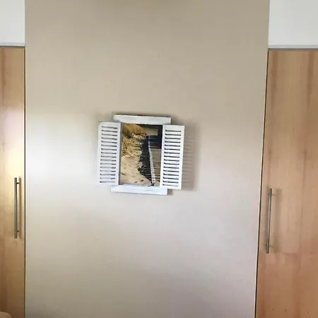 E13 Mit Garten- Terrasse Und Deichbli By Interhome