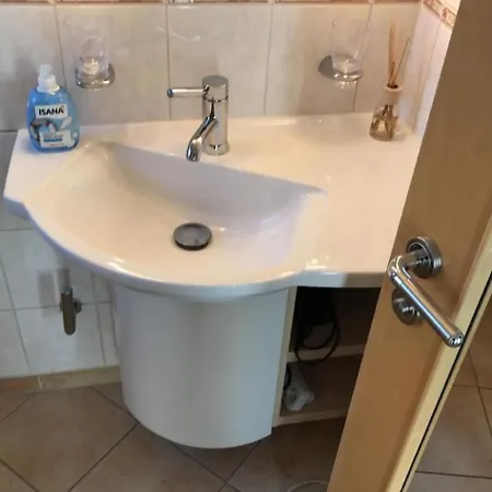 E13 Mit Garten- Terrasse Und Deichbli By Interhome