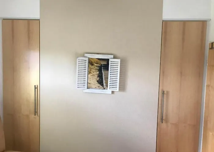 E13 Mit Garten- Terrasse Und Deichbli By Interhome